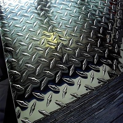 3003 5052 Grade Five Bar Aluminum Alloy Plate for Dog Box Fabrication Tread Sheet